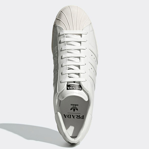 人気話題コラボ!アディダス×プラダ 偽物スーパースター&ボウリングバッグ